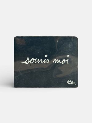 Portefeuille Louis Mou noir avec inscription blanche sur le devant