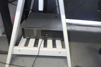 un ordinateur posé sur une échelle blanche