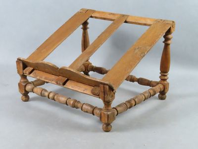 une petite table en bois avec un plateau en verre sur fond blanc