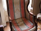 une chaise qui se trouve dans le coin d'une pièce