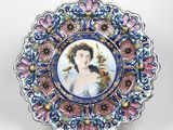 une assiette avec la photo d'une femme dessus