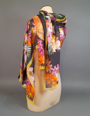 une photo d'une écharpe pour femme posée sur une tête de mannequin