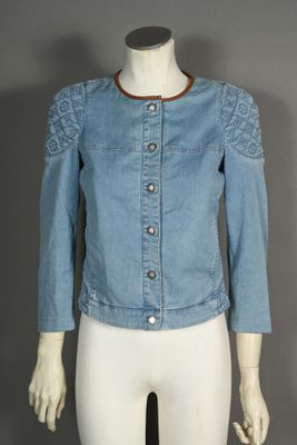 LOUIS VUITTON. Veste courte en coton denim clair, encolure r…
