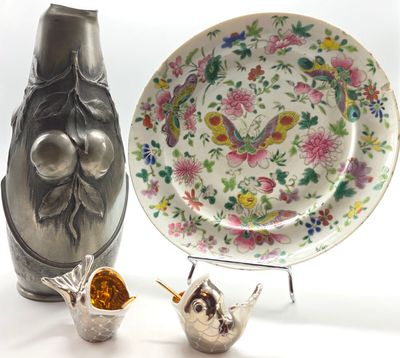 deux vases et une assiette sur la table