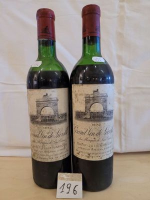 deux bouteilles de vin posées sur une table, à côté d'une étiquette de prix