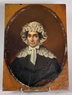 portrait d'une femme en robe noire à volants blancs