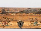 une petite boîte en bois avec un tableau dessus