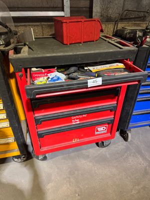 une boîte à outils rouge posée sur un établi