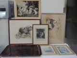 une table sur laquelle sont posées plusieurs photos