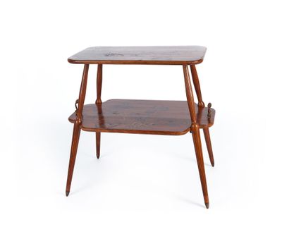 La table d'appoint est en bois et comporte deux étagères de chaque côté.
