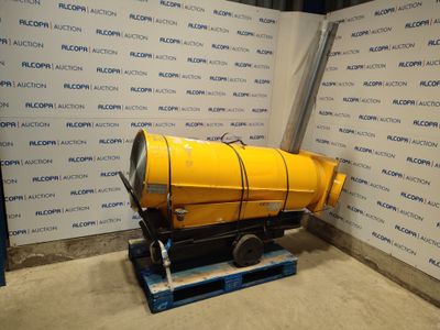 un réservoir jaune posé sur une palette devant un mur