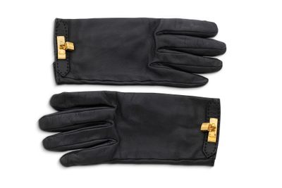 une paire de gants en cuir noir avec des boucles dorées