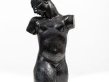 une image représentant une sculpture noire d'une femme, les mains sur les hanches
