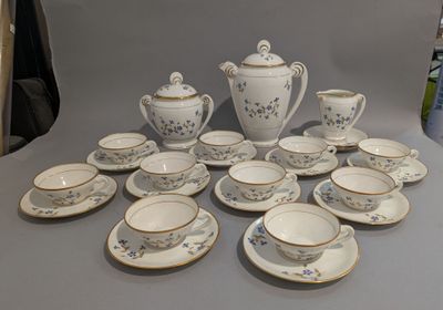 beaucoup de tasses à thé et de soucoupes sur la table