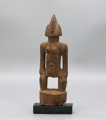 une statue en bois d'un homme avec un chapeau sur la tête