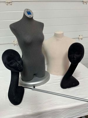trois mannequins assis sur une table sur laquelle se trouve une paire de chaussures