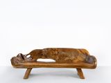 une photo d'un banc en bois sur lequel est assis un chien
