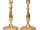 paire de chandeliers anciens en laiton sur piédestal sur fond blanc