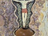 une tenture murale sur laquelle figure un crucifix