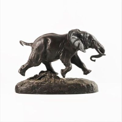 une statue représentant un éléphant qui court sur un rocher