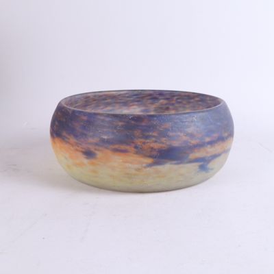 un bol posé sur une surface blanche