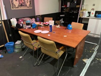 Ensemble de mobilier et accessoires résiduel, dans la partie…