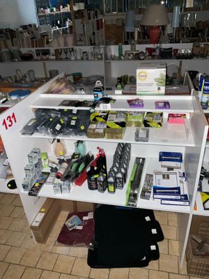 une table sur laquelle sont disposés de nombreux articles dans un magasin