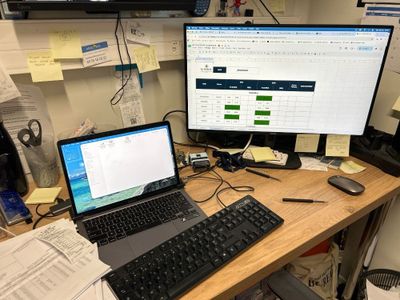 un ordinateur portable posé sur un bureau, avec un écran et un clavier
