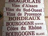 les nombreux panneaux qui se trouvent au sol dans un restaurant