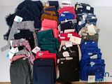de nombreuses paires de pantalons empilées les unes sur les autres