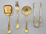 cinq types différents de couverts sur la table
