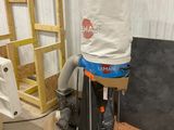 un aspirateur posé dans une pièce à côté d'une échelle