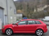 une voiture rouge garée devant un bâtiment