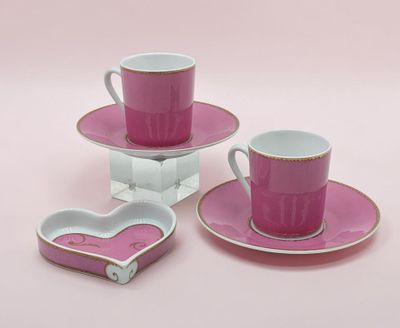 deux tasses et soucoupes roses, dont une soucoupe en forme de cœur
