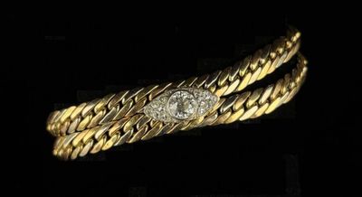 Bracelet à deux rangs aux trois ors serti d'un diamant rond …
