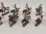 de nombreuses figurines représentant des soldats à cheval, une lance à la main