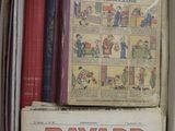 de nombreux livres dans une boîte posée par terre