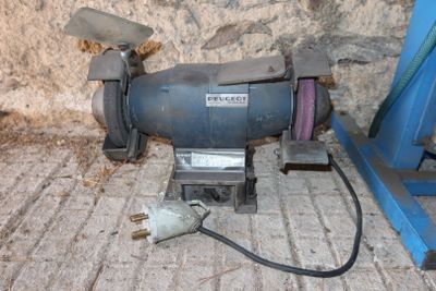 a machine that is sitting on the ground next to a wall