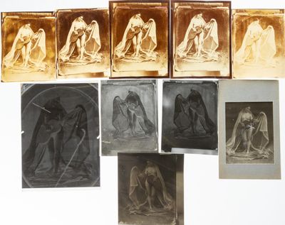 Quatre photos en négatif et quatre en positif.