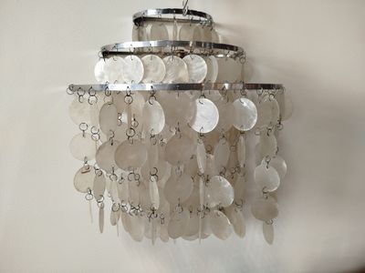 un lustre composé de pièces de monnaie suspendu à un mur