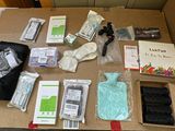 une table sur laquelle se trouvent de nombreux objets