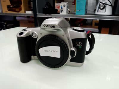 a silver camera sitting on a table with a black lens