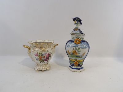 deux vases posés l'un à côté de l'autre sur une table