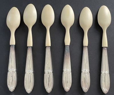 Six cuillères à bouillie, le manche en argent fourré à canne…