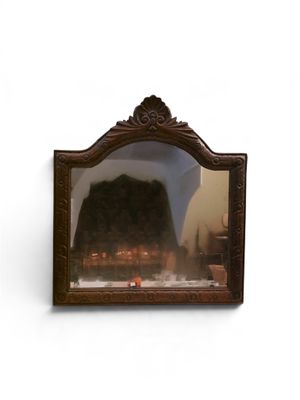 une photo du reflet d'une montagne dans un miroir