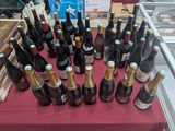 de nombreuses bouteilles de vin posées sur une table rouge