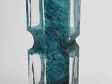 un vase en verre orné d'un motif bleu et vert