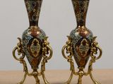deux vases posés sur une table