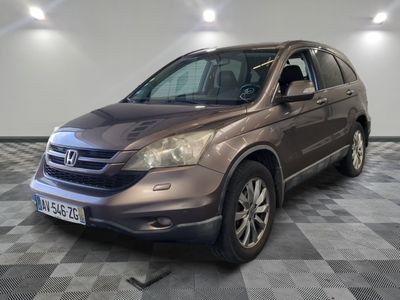 La Honda CR-V est garée sur un sol à damier dans un garage