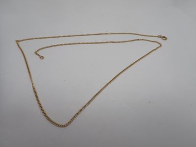 un collier en or avec une chaîne sur fond blanc